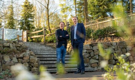 links Rob Huppertz, Directeur van GaiaZOO, en rechts Alex van Hooff, Directeur van Koninklijke Burgers' Zoo