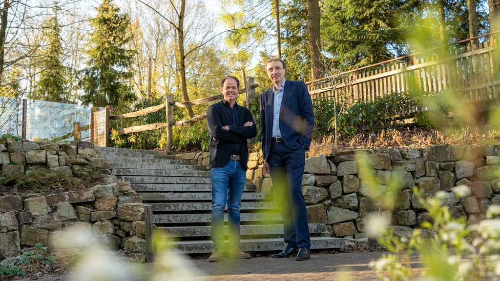 links Rob Huppertz, Directeur van GaiaZOO, en rechts Alex van Hooff, Directeur van Koninklijke Burgers' Zoo