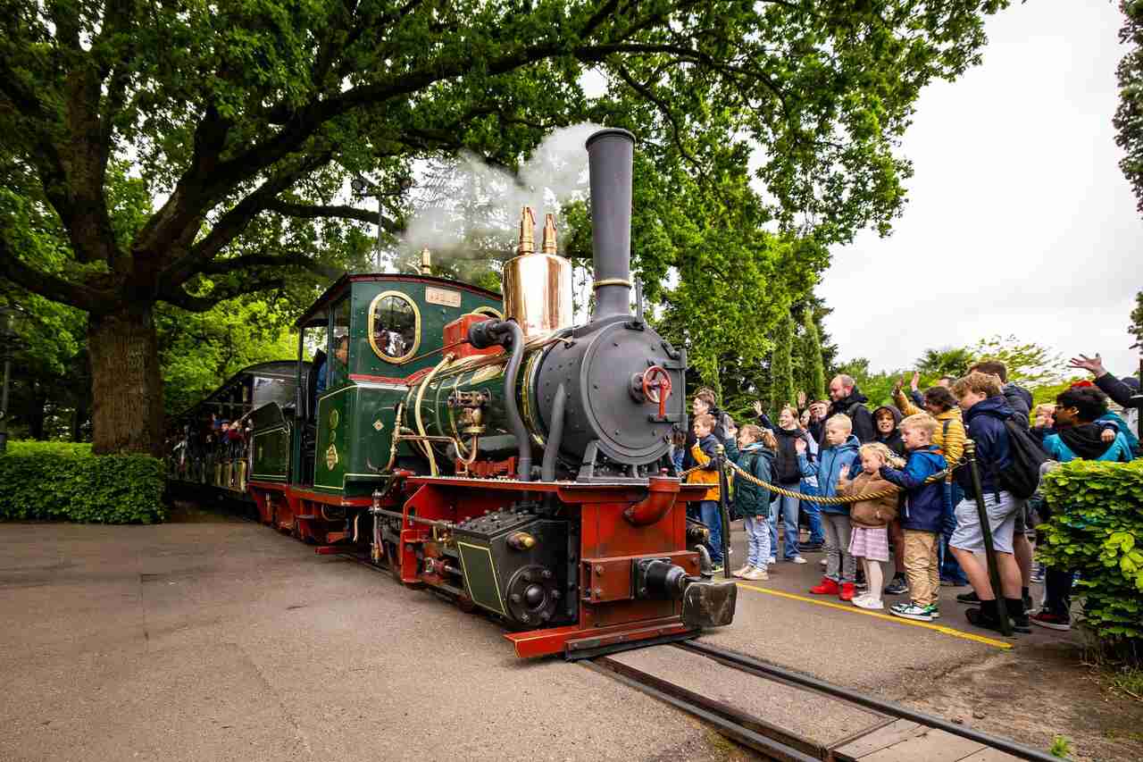 Elektrische Efteling-stoomtrein rijdt eerste rondje