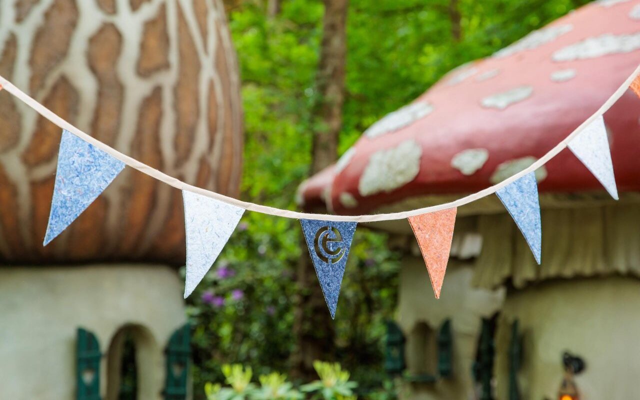 Efteling viert 73e verjaardag met vilten vlaggenlijn voor Efteling-medewerkers