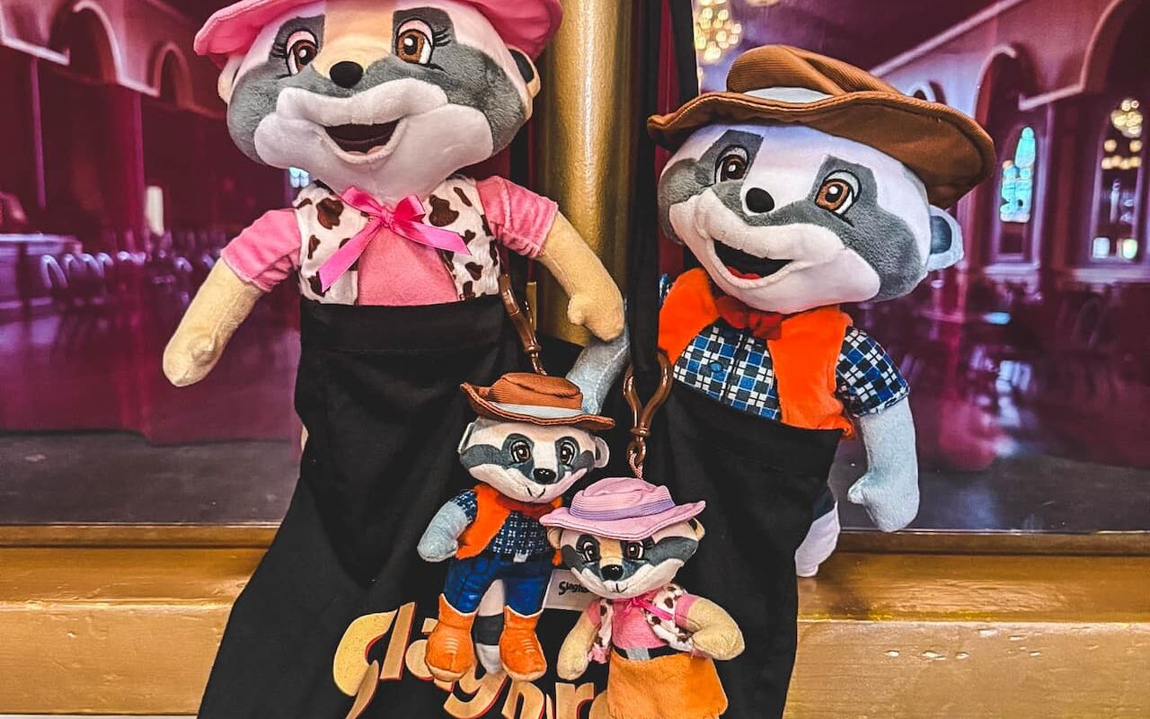 Ontdek de nieuwe Randy & Rosie-merchandise in Attractie- & Vakantiepark Slagharen! Nu verkrijgbaar als knuffel en sleutelhanger in frisse outfits. Inclusief winactie via social media!