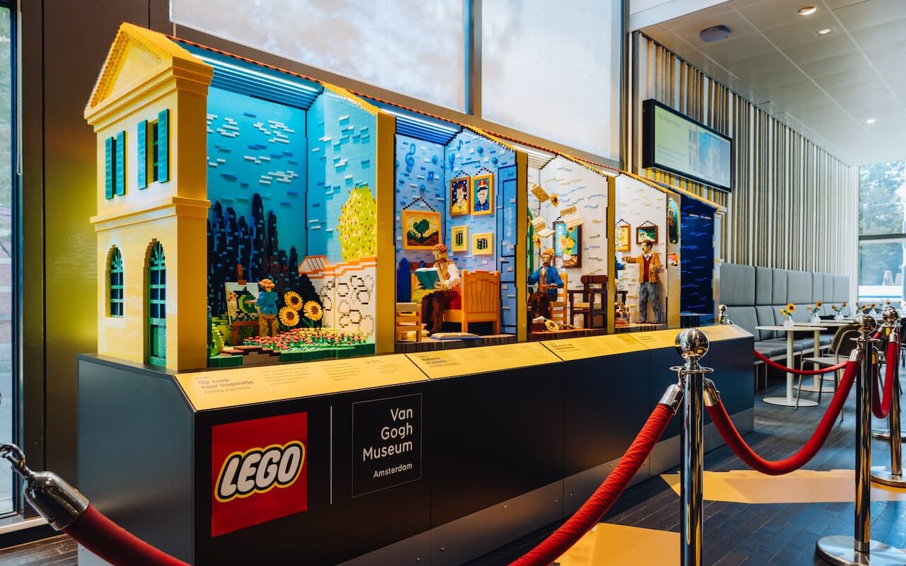 Het Gele Huis in LEGO-stenen in het Van Gogh Museum. Foto: Jelle Draper