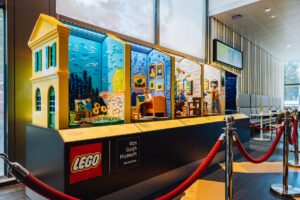 Het Gele Huis in LEGO-stenen in het Van Gogh Museum. Foto: Jelle Draper